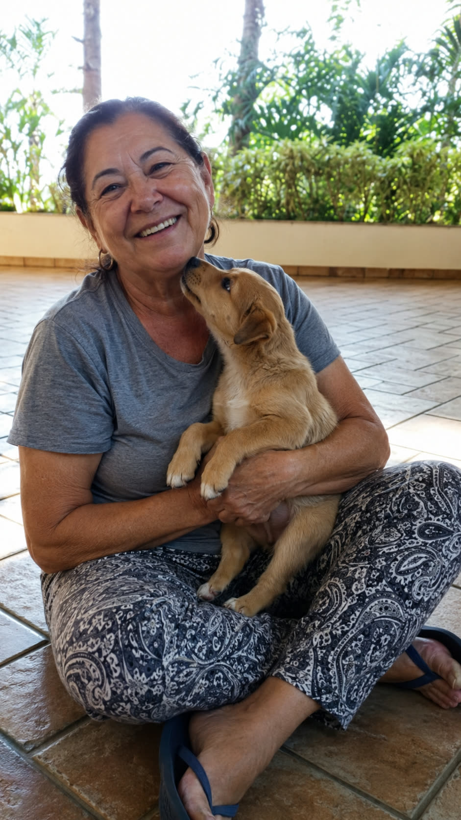 Marisa com Tobias, filhote dourado no colo